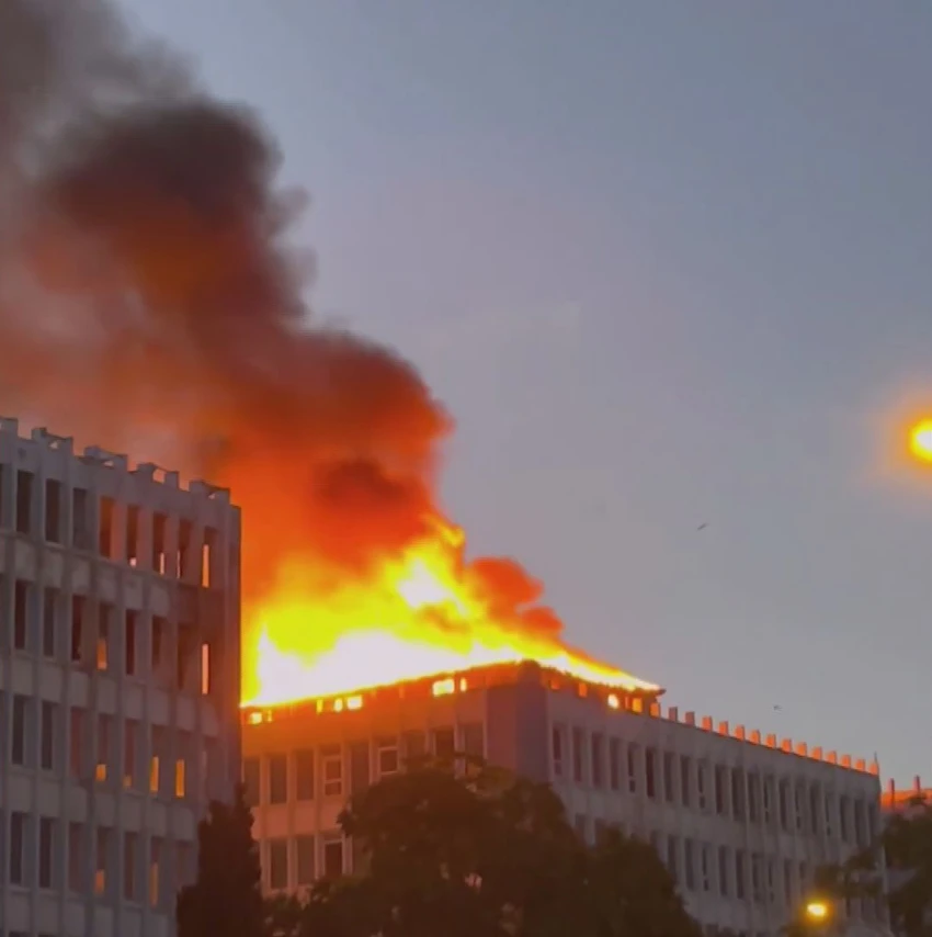 000001İtfaiye Ekiplerinin Müdahalesi Devam Ediyor.