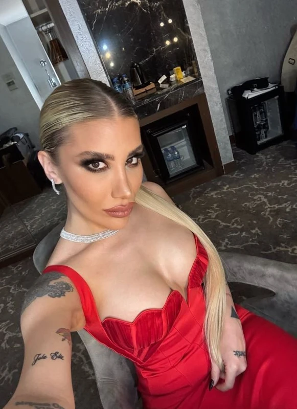 01Bikinili Pozlarını Peş Peşe Paylaştı