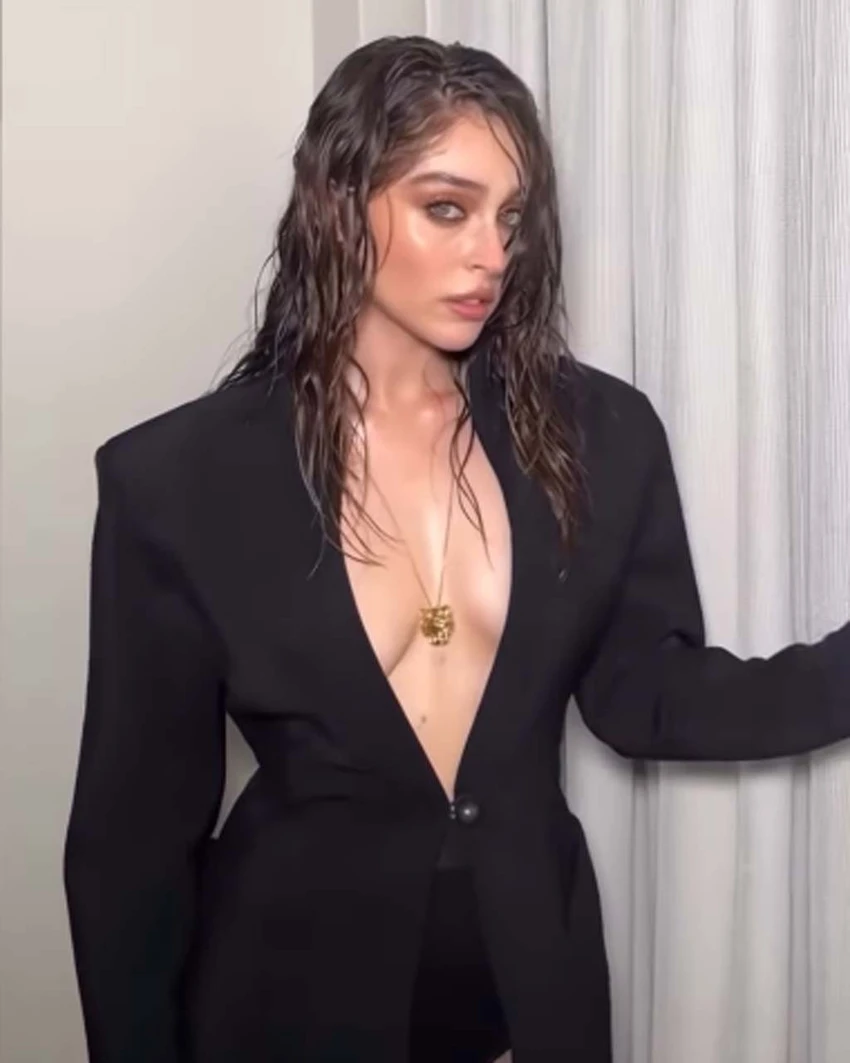 02 Siyah Elbisesiyle Göz Kamaştırdı