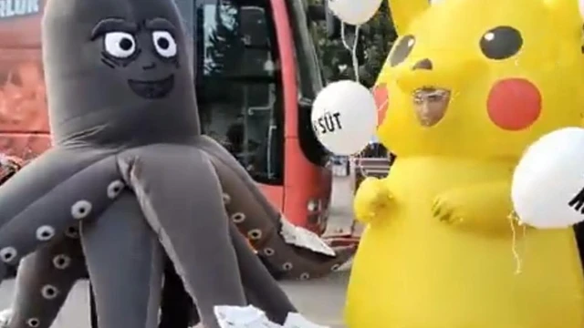 'Ahtapot' Ve 'Pikachu' Da Mi̇ti̇ngde Yer Aldi