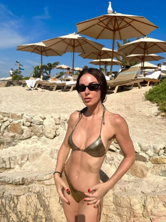 000000Defne Samyeli Bikinili Poz