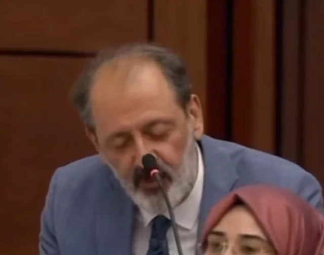 000Tepki̇ Çeken Kari̇katür