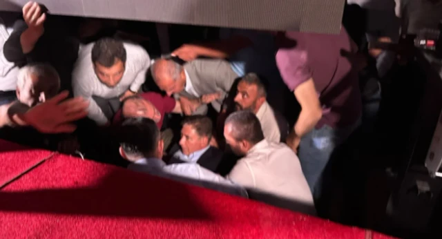 Murat Emir Sahneden Düştü!