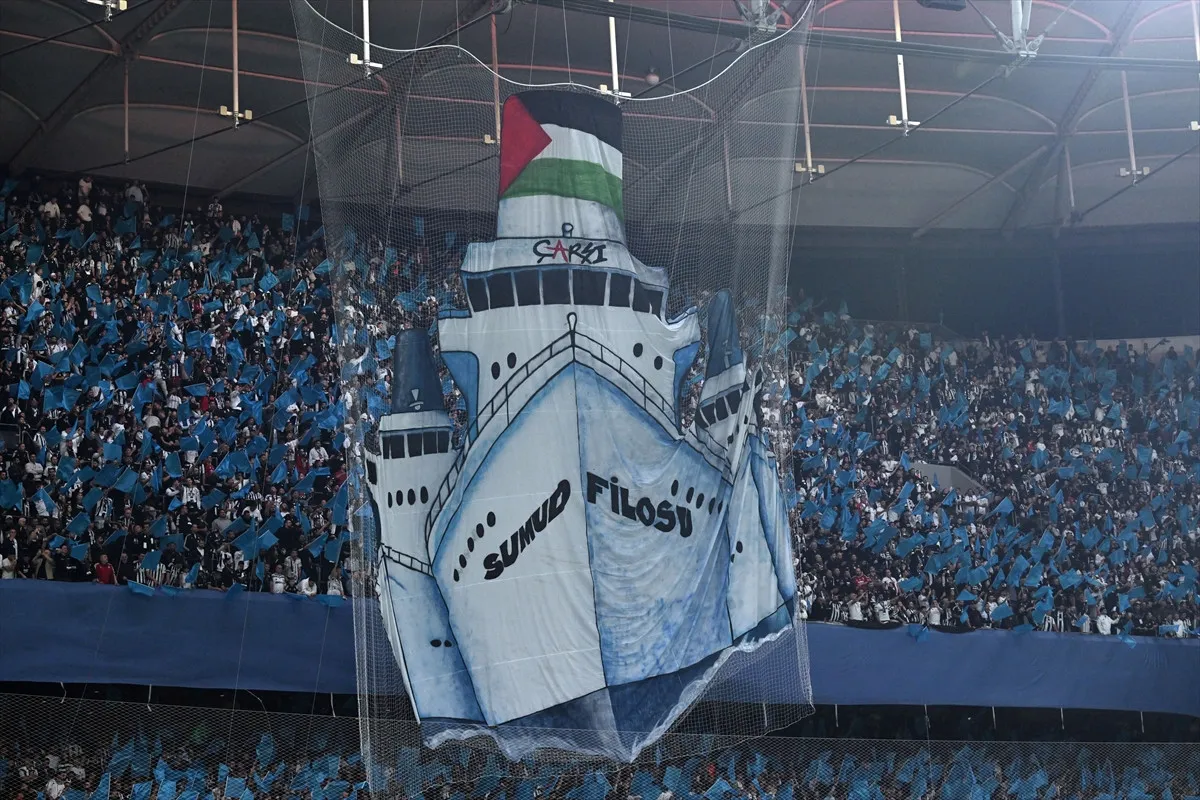 1111Beşiktaş Taraftarından Fenerbahçe Maçında Koreografi