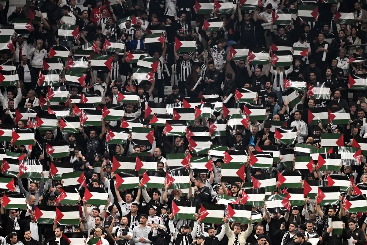 222Beşiktaş Taraftarından Fenerbahçe Maçında Koreografi