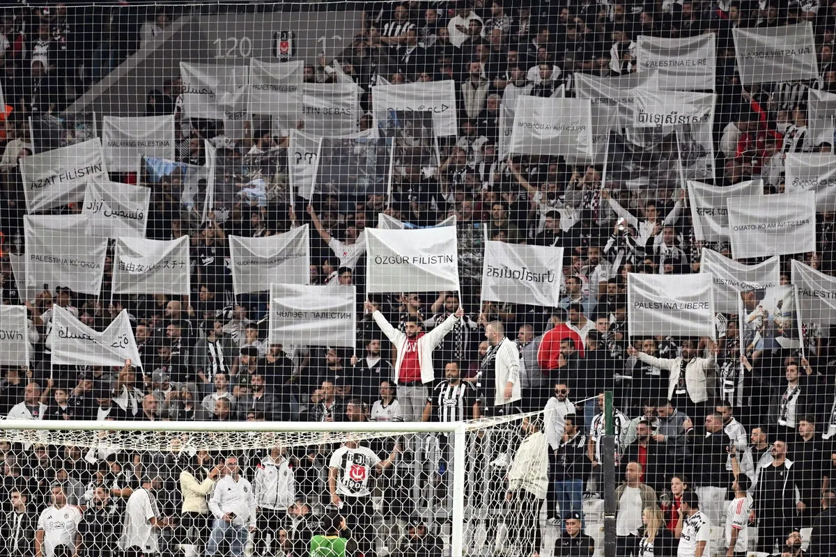 3333Beşiktaş Taraftarından Fenerbahçe Maçında Koreografi