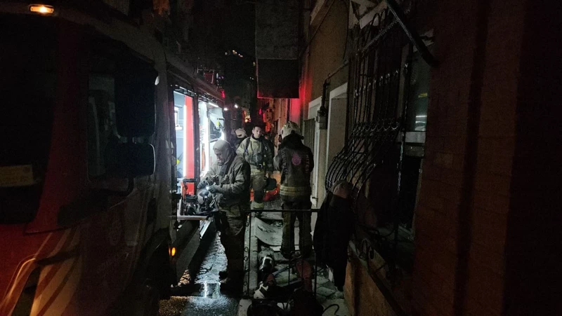 Beyoğlu'nda Can Pazarı! Dumanlar Içinde Mahsur Kaldılar