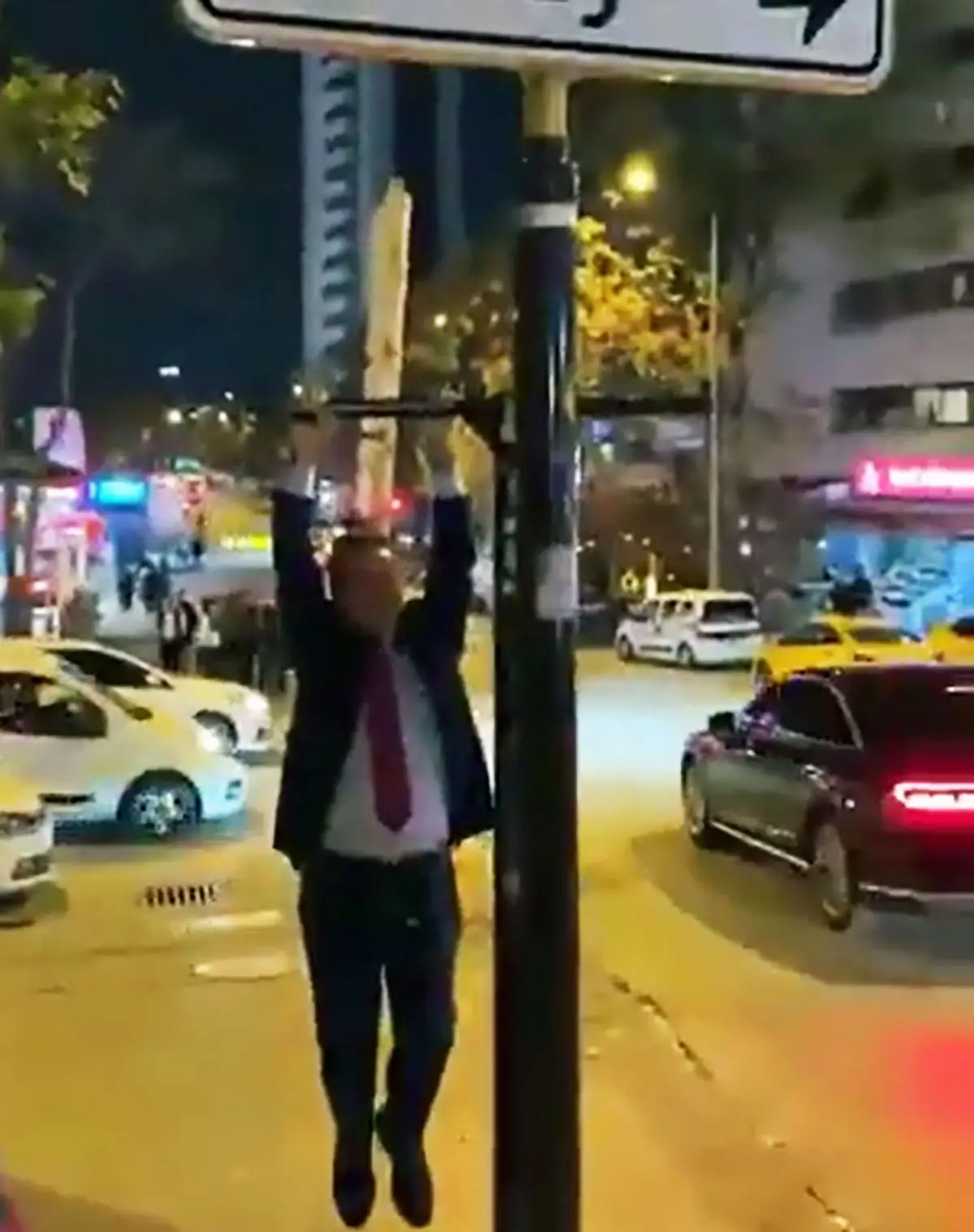 Mustafa Sarıgül, Ankara'daki Viral Olan Kızılay Tabelasına Asıldı