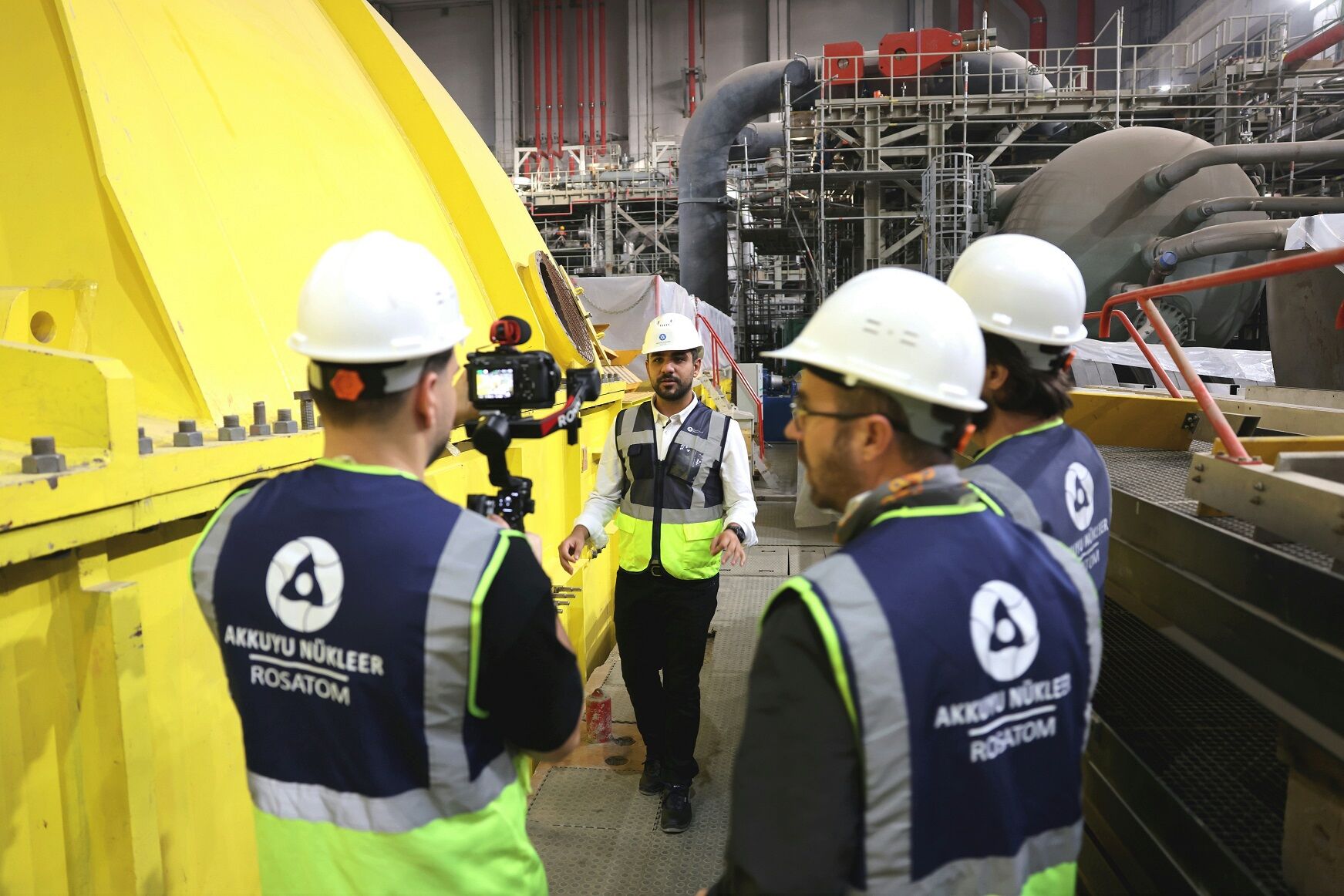 A K K U Y U N G S’ D E C E V R I M I C I ‘ A C I K K A P I G U N U 1077937 319891