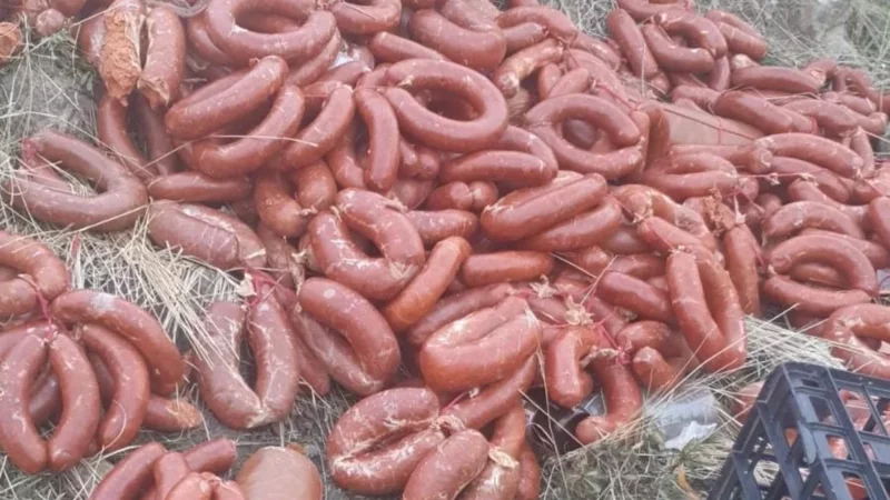 Ankara’da Yüzlerce Kilo Et Ürünü Boş Araziye Atıldı