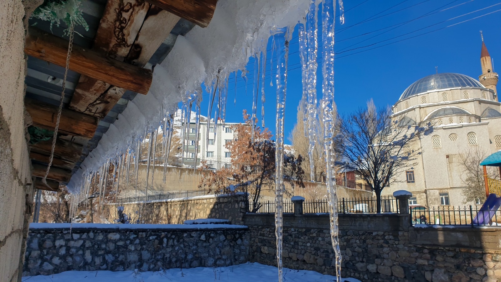 B A S K A L E D E D O N D U R U C U S O G U K L A R 2 M E T R E U 1063630 315583