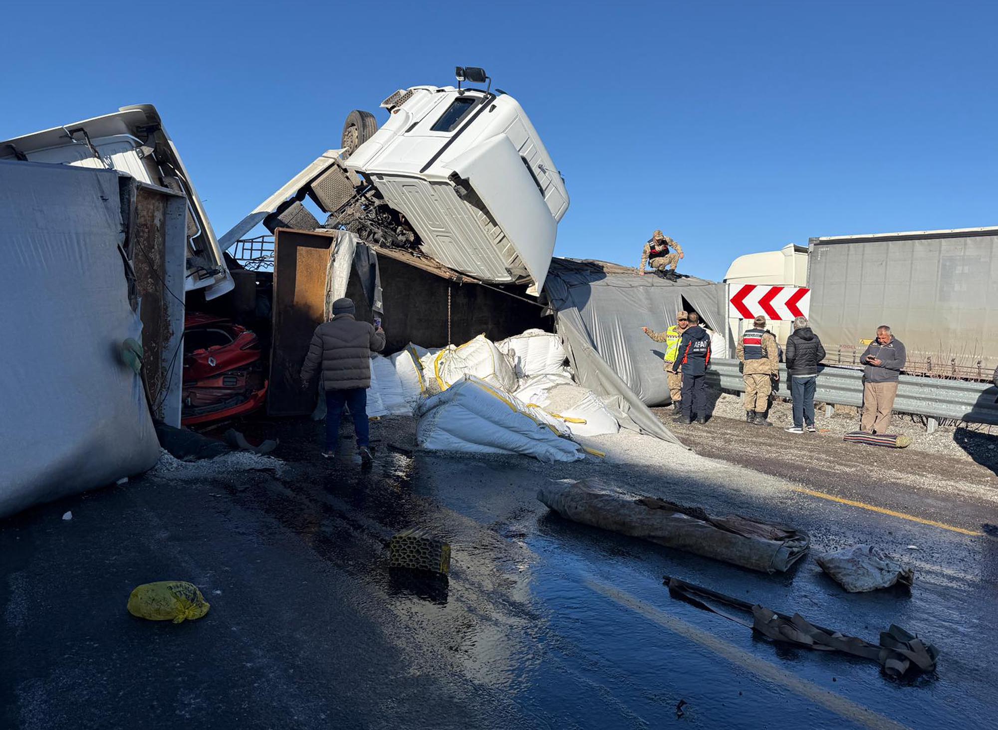 Buzlanan Yolda Zincirleme Kaza 1053353 312527 (1)