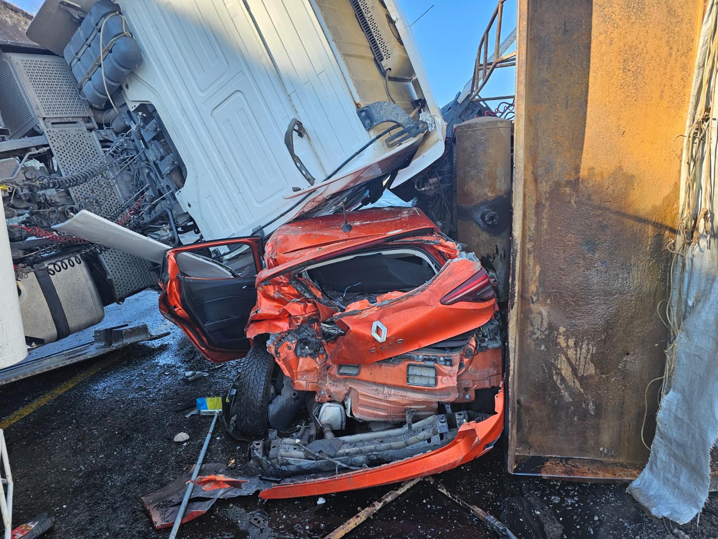 Buzlanan Yolda Zincirleme Kaza 1053354 312527 (1)