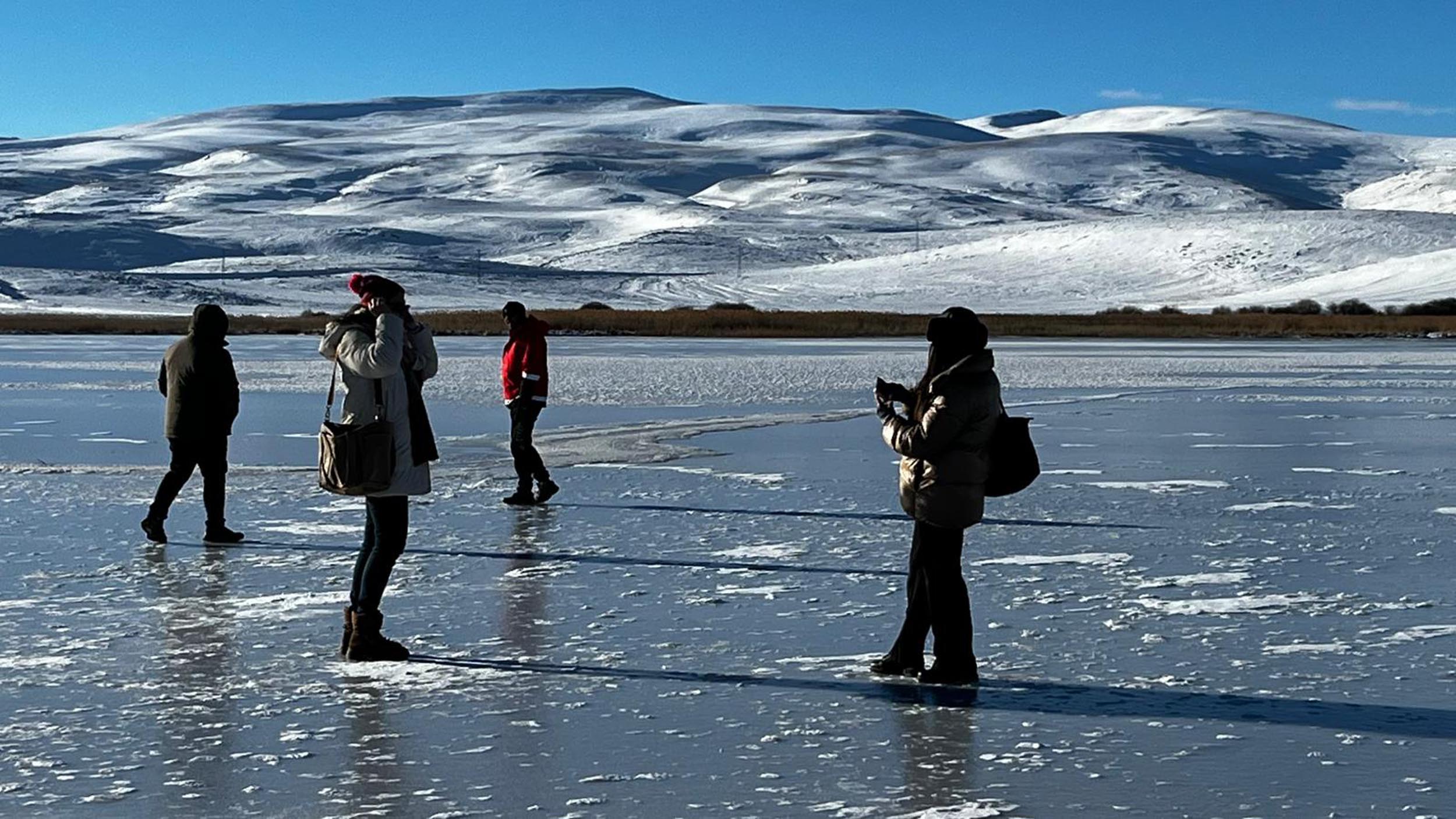 Çıldır Gölü’nün Yüzeyinde Buzlanma Başladı