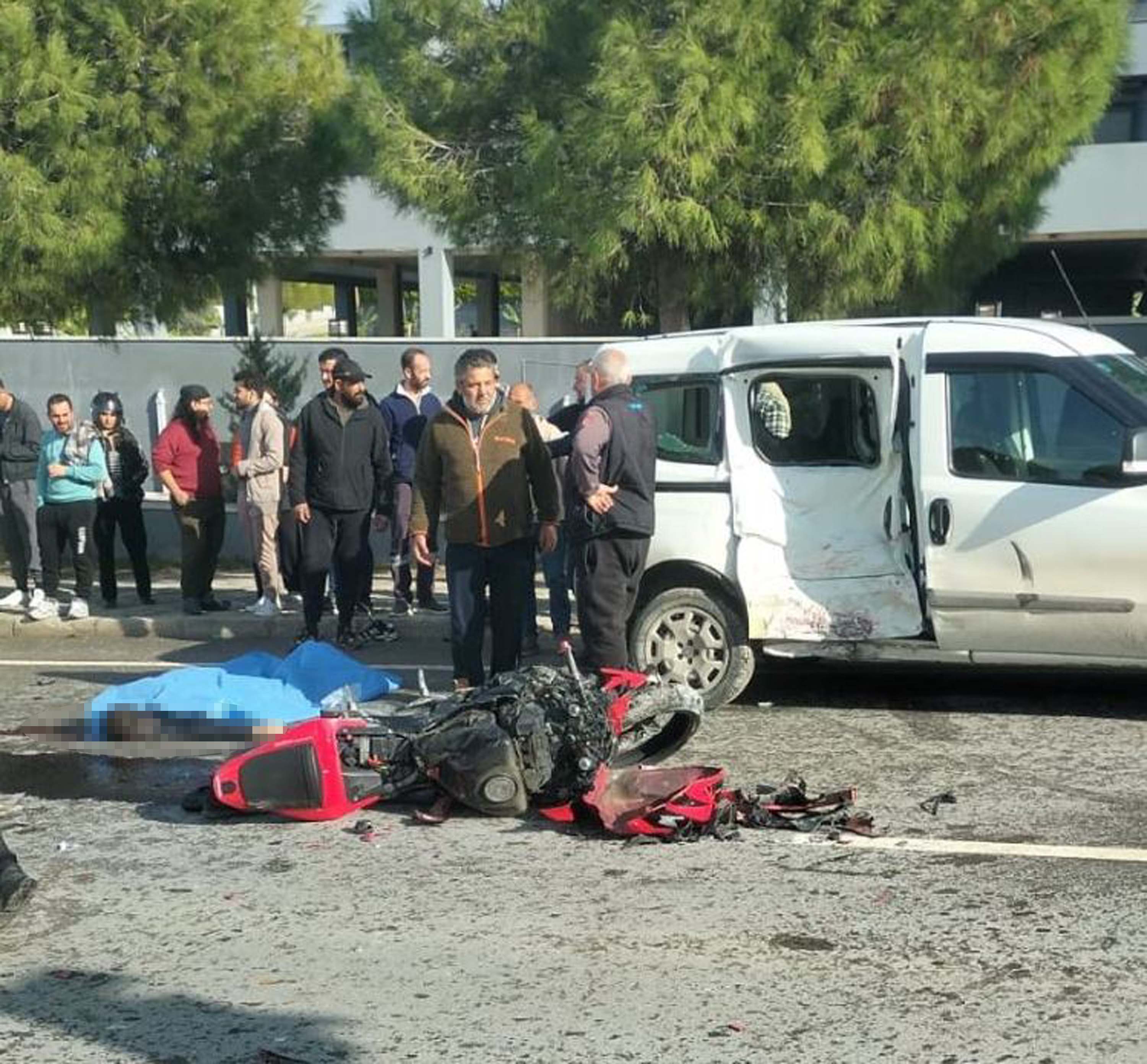 Hafif Ticari Araç ile Motosiklet Çarpıştı: 1 Ölü, 1 Ağır Yaralı