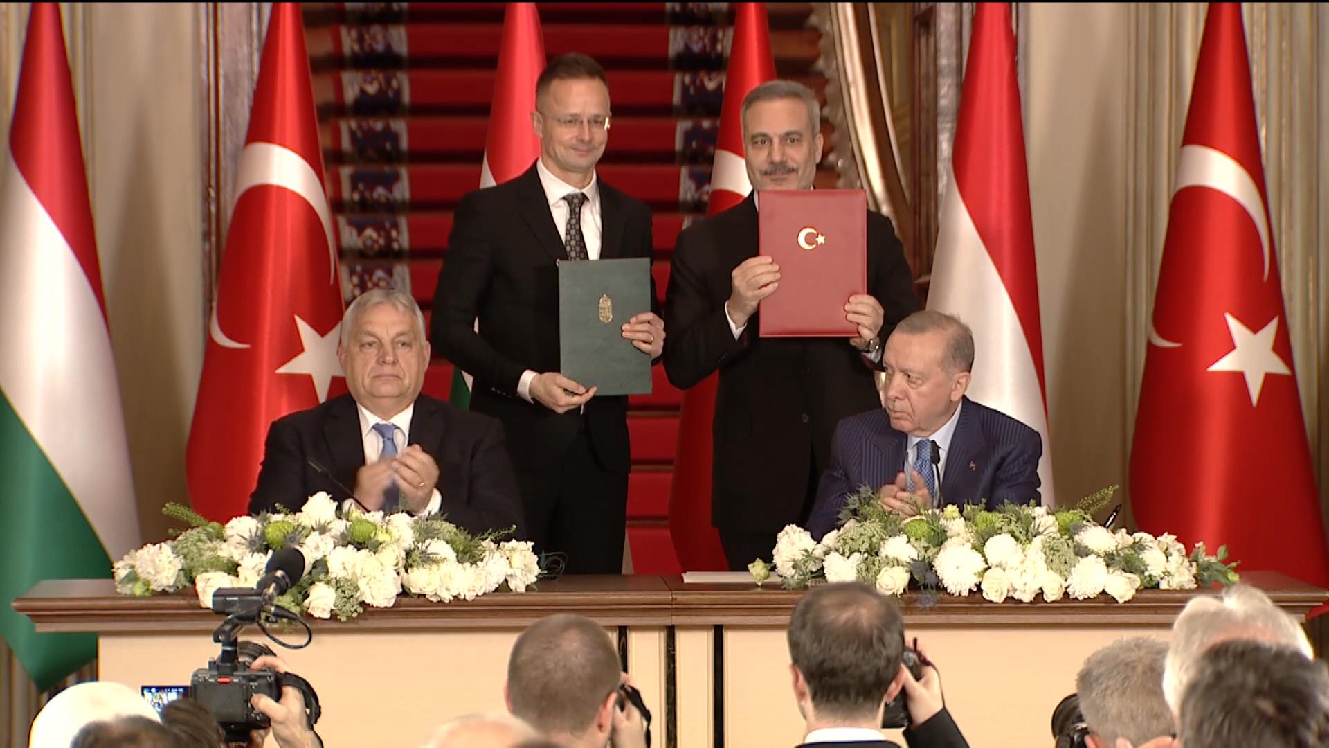 I S T A N B U L C U M H U R B A S K A N I E R D O G A N M A C A R 1054110 312781