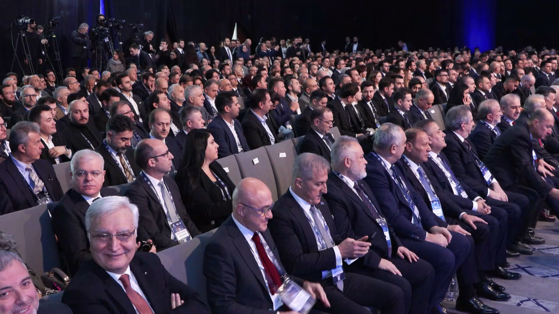 I S T A N B U L H A L U K G O R G U N S A V U N M A V E H A V A C 1069275 317285