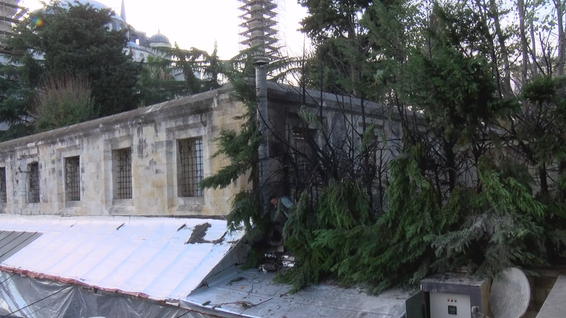 I S T A N B U L S U L T A N A H M E T C A M I I N I N Y A N I N D A 1047931 310929