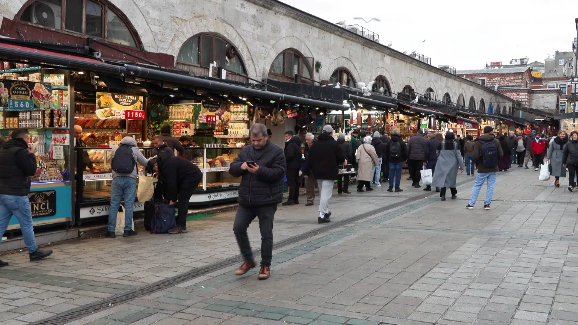 I S T A N B U L Y E N I Y I L A B I R G U N K A L A E M I N O N 1088344 323051