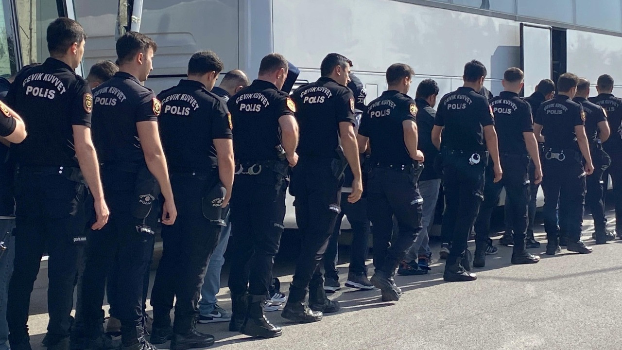 Izmir Merkezli 2 Ilde Dhkp C Operasyonu 27 Gozalti Bn8X