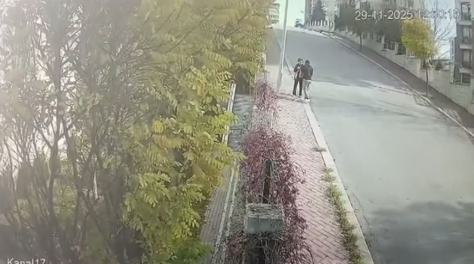 K E N D I S I N I P O L I S O L A R A K T A N I T T I G I K A D I N I 1048303 311083