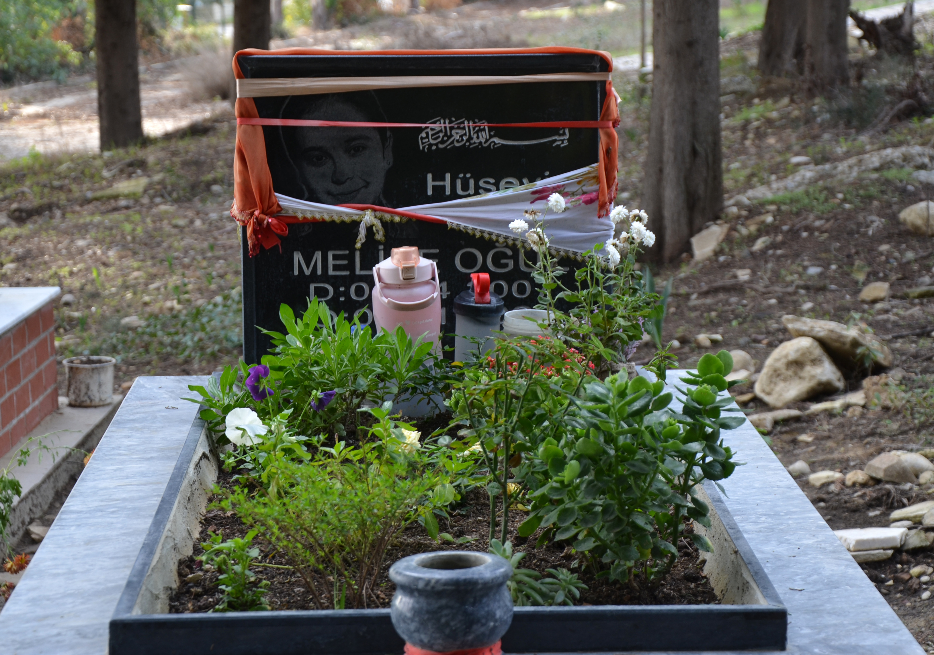 K I Z I N I N M E Z A R I N D A K I C I C E K L E R I C A L A N L A R D A 1046041 310408