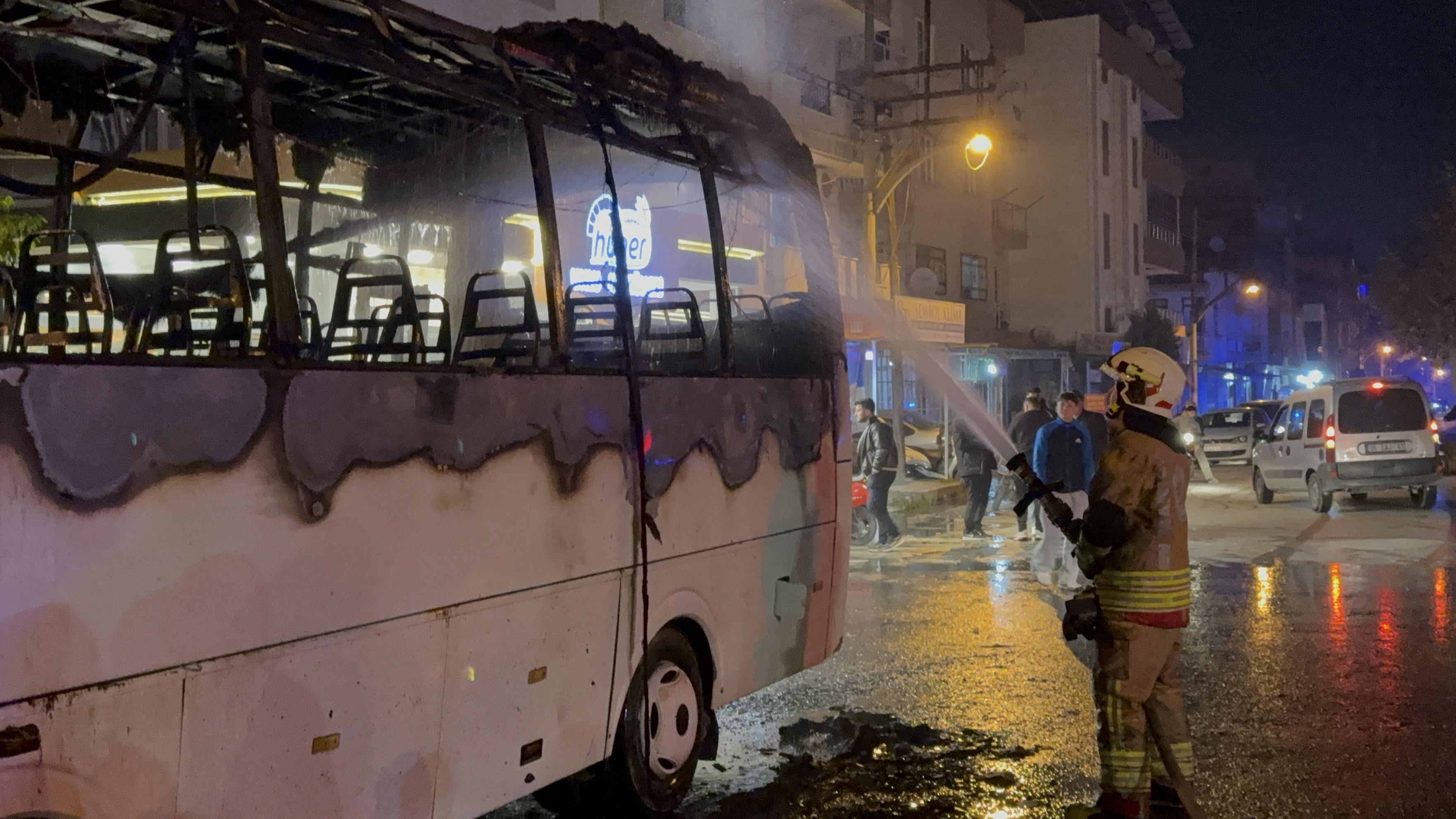 M I N I B U S T E C I K A N Y A N G I N P A R K H A L I N D E K I 5 1075645 319145