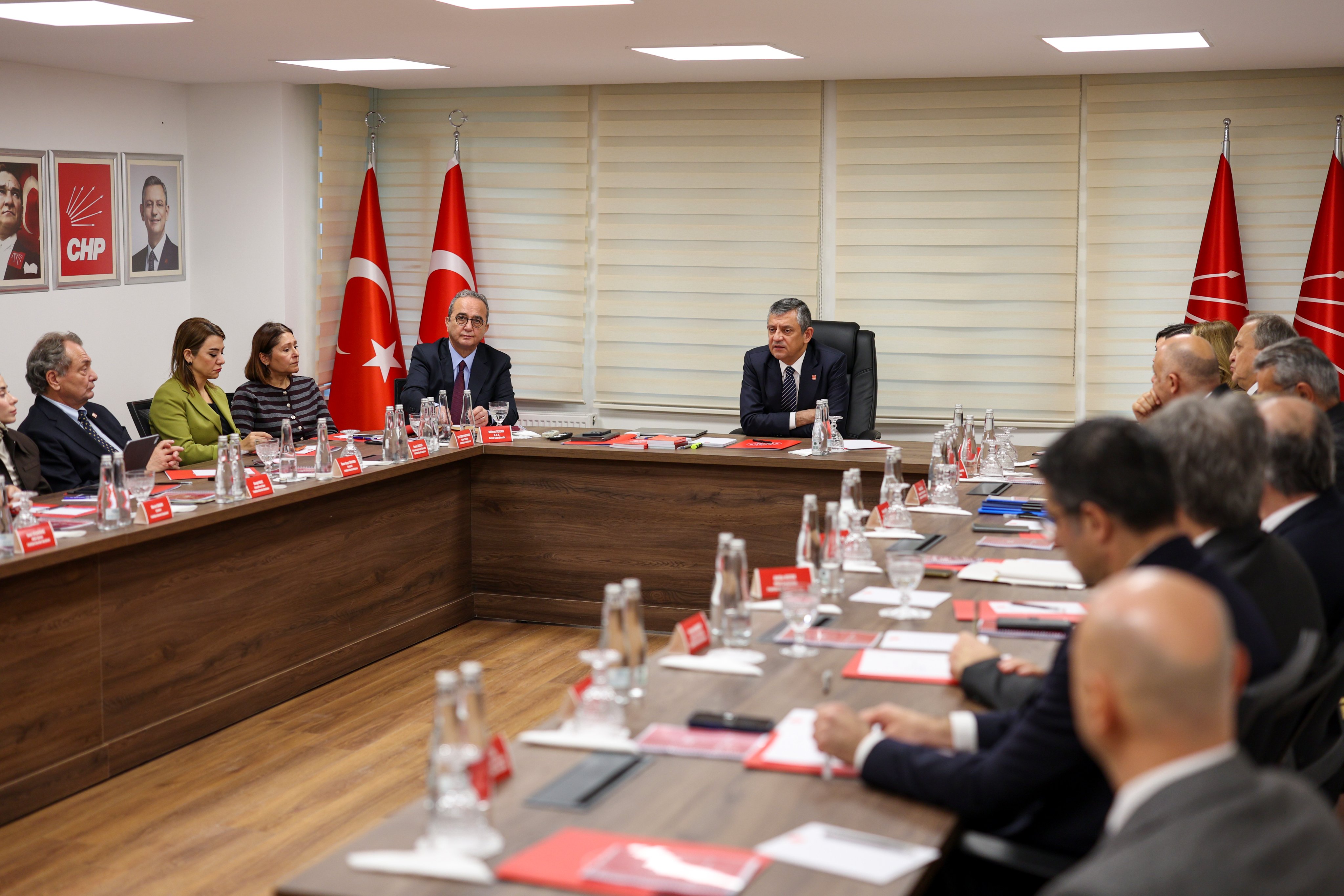 O Z G U R O Z E L C U M H U R I Y E T H A L K P A R T I S I’ N I N 1075422 319081