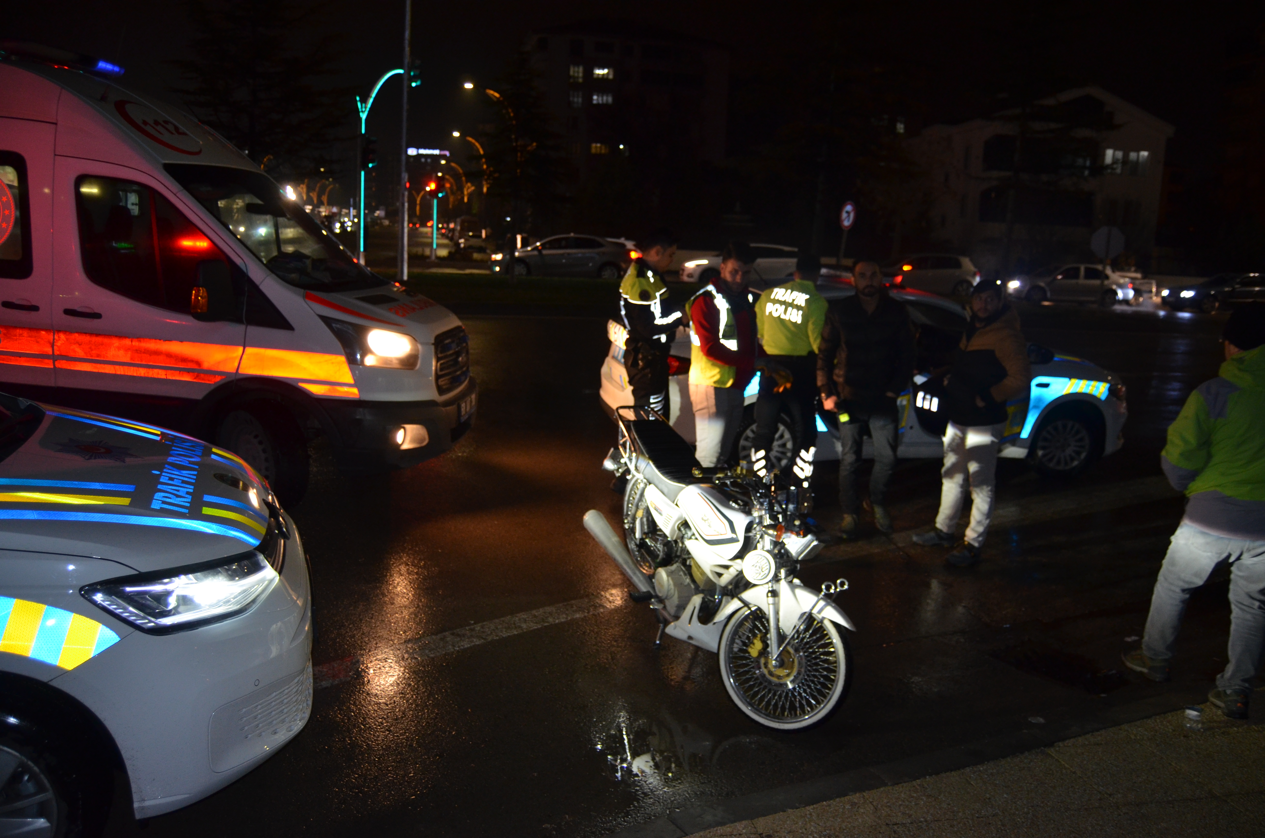 P O L I S I N D U R I H T A R I N A U Y M A Y A N C O C U K S U R 1081828 321106-1