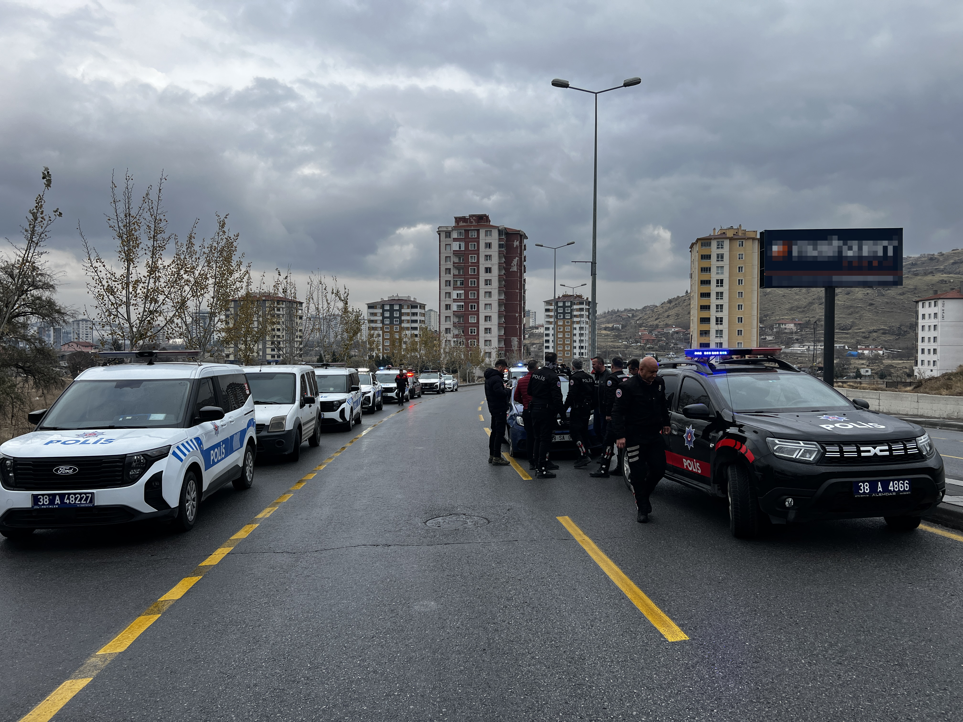 P O L I S T E N K A C A N E H L I Y E T S I Z S U R U C U O T O M O B 1053924 312721