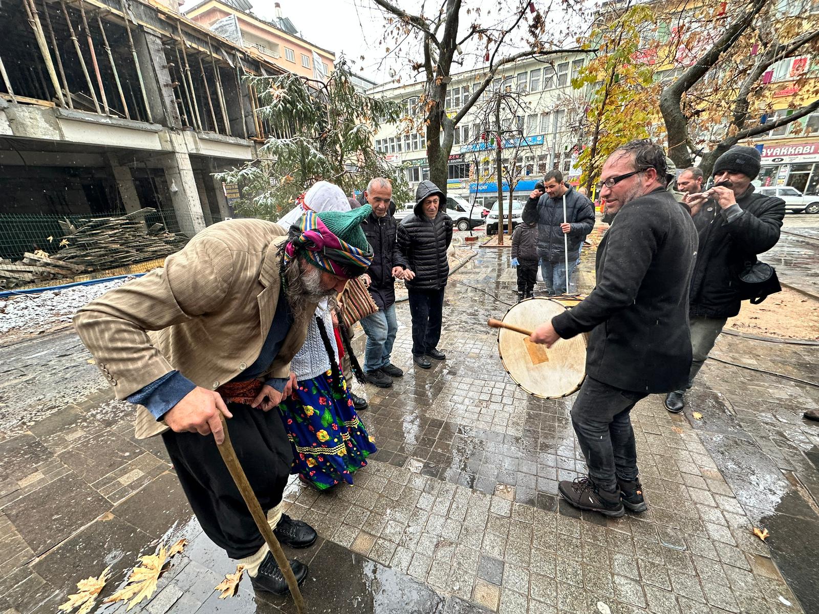 T U N C E L I D E Y E N I Y I L ‘ G A G A N’ G E L E N E G I Y L E 1089417 323397