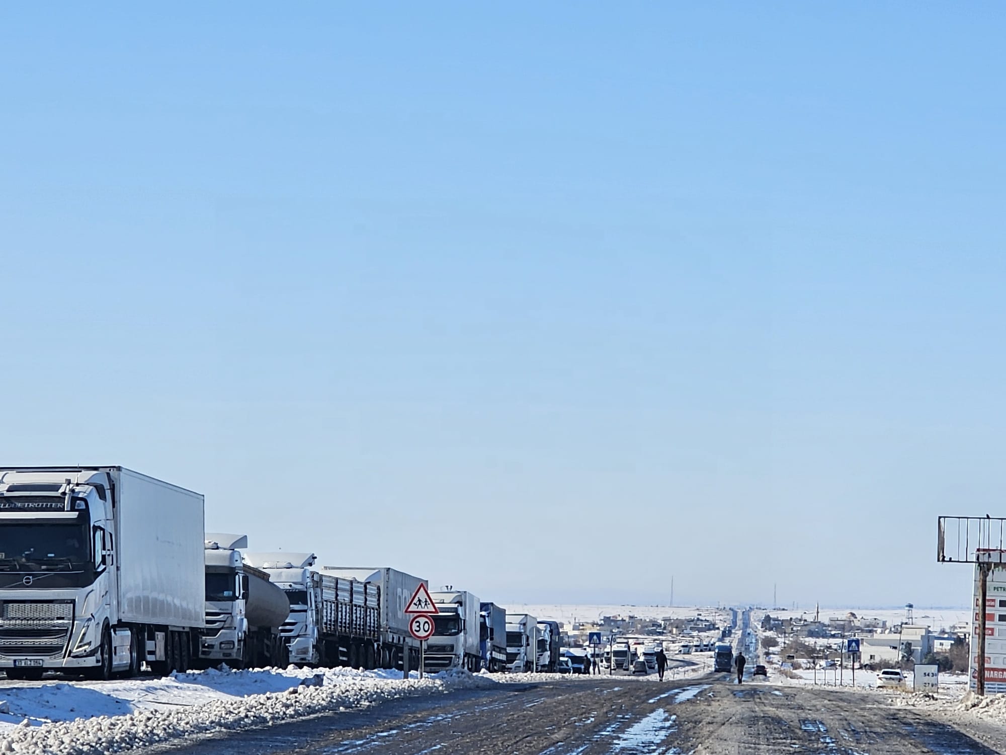 U L U S L A R A R A S I I P E K Y O L U N D A U Z U N A R A C K U Y R 1088171 323001