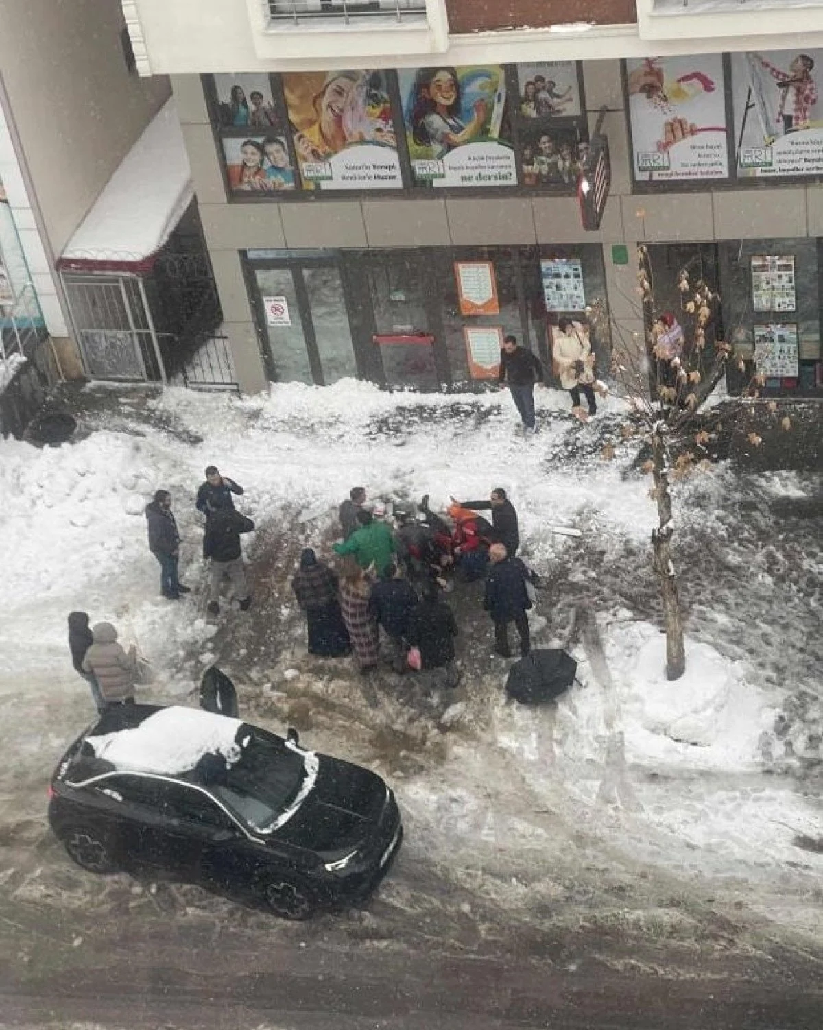 000Bingöl'de Çatıdan Düşen Kar Kütlesi Can Aldı