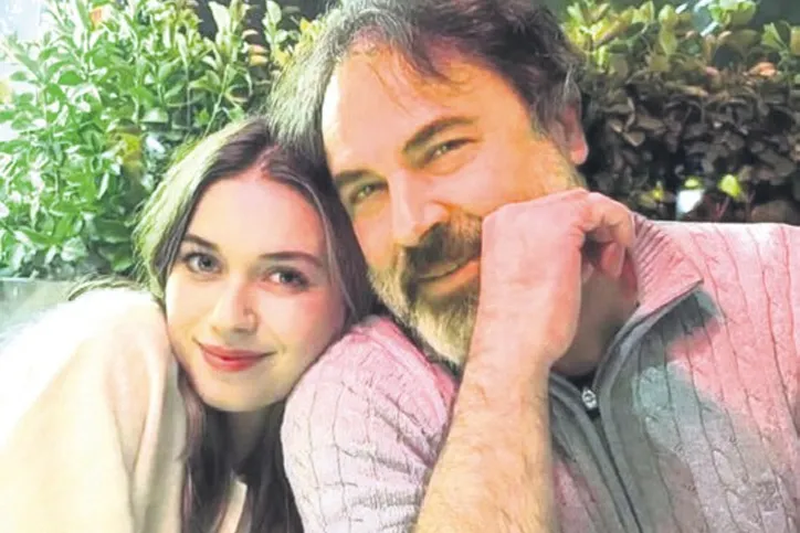 0X0 Genleri Olay Oldu Afra Saracoglu Ve Babasi Ugur Saracoglundan Sasirtan Kare Ikiz Gibiler 1769404512276