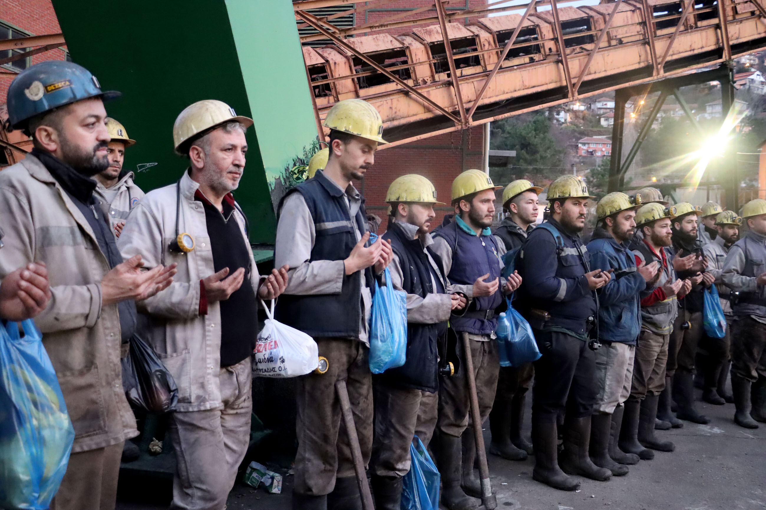 13 Y I L O N C E M E T A N G A Z I P U S K U R M E S I Y L E O L E 1102056 327124