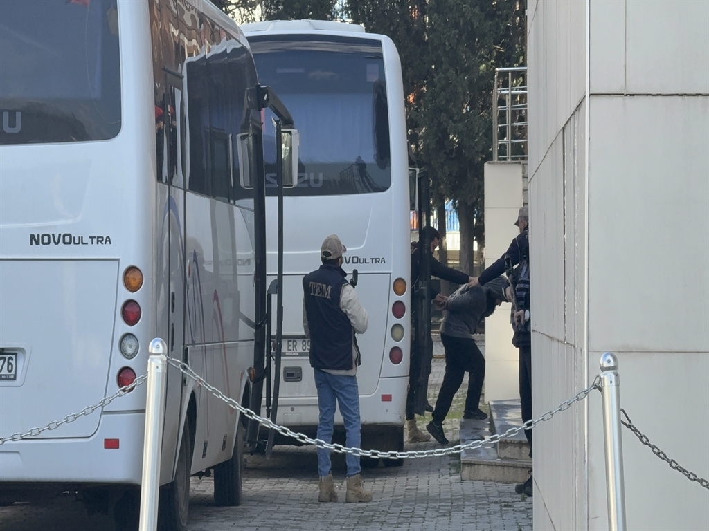 3 P O L I S I N S E H I T O L D U G U Y A L O V A’ D A D E A S O P 1127795 334776