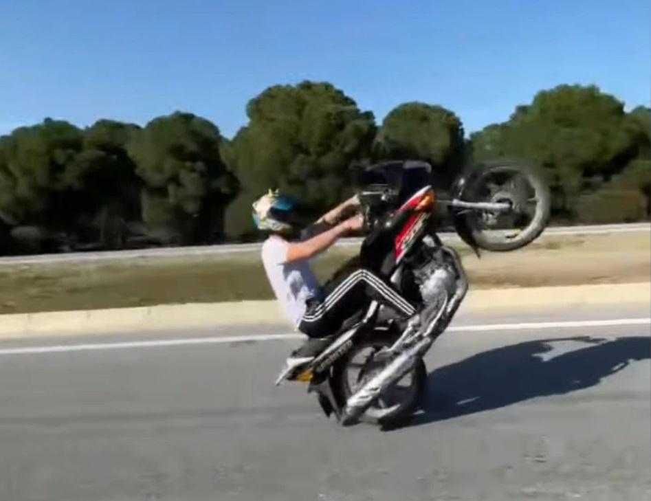 A K R O B A T I K H A R E K E T L E R S E R G I L E Y E N M O T O S I K L 1099622 326425