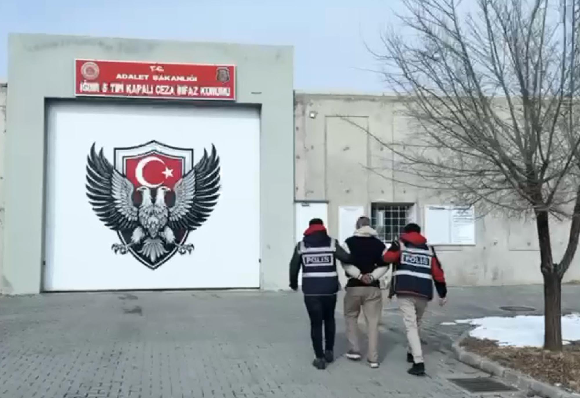 A R A N A N H U K U M L U D I L U C U S I N I R K A P I S I N D A 1134905 336907