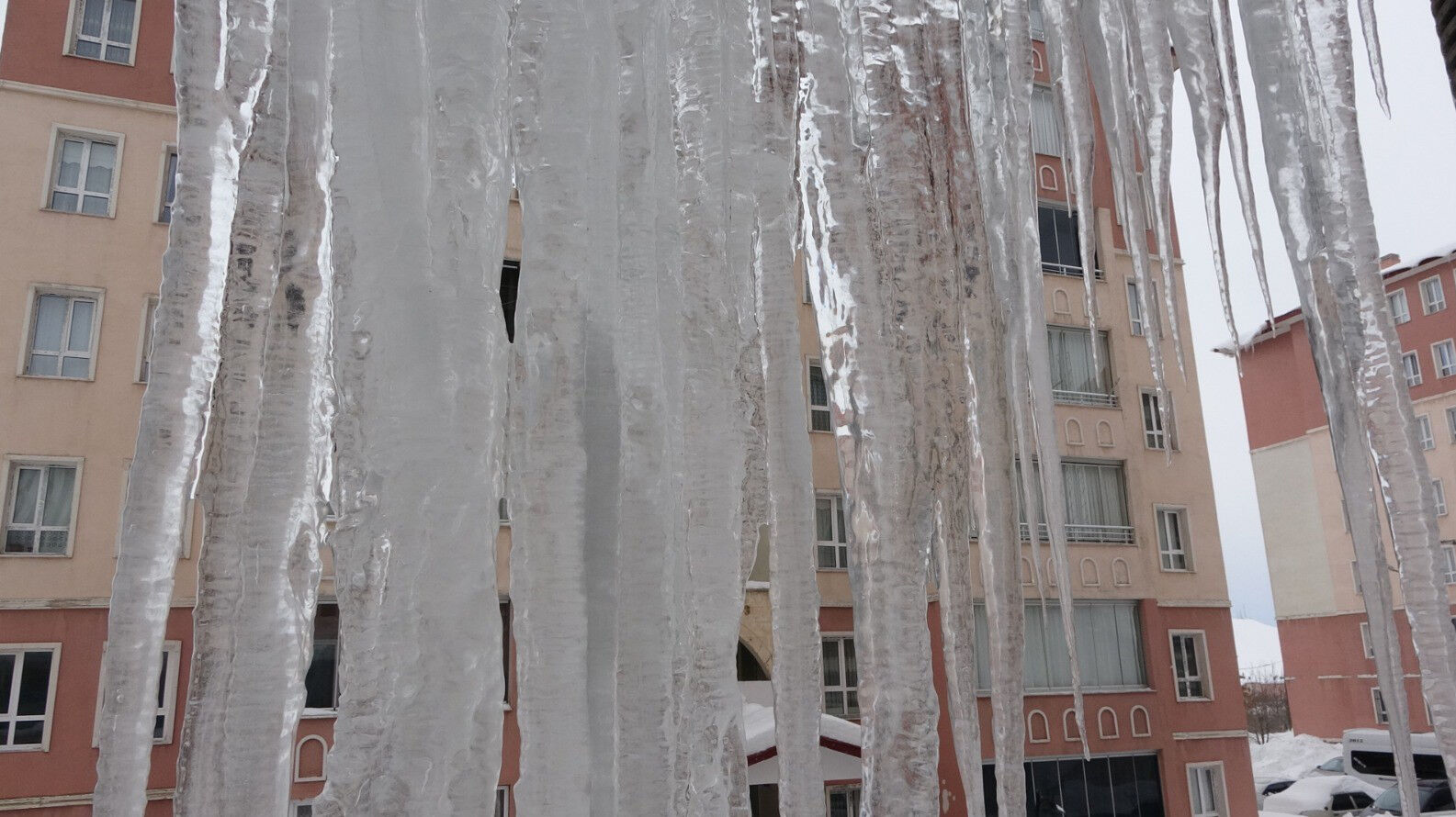Bitlis’te Çatılardaki Buz Sarkıtları 5 Metreyi Aştı