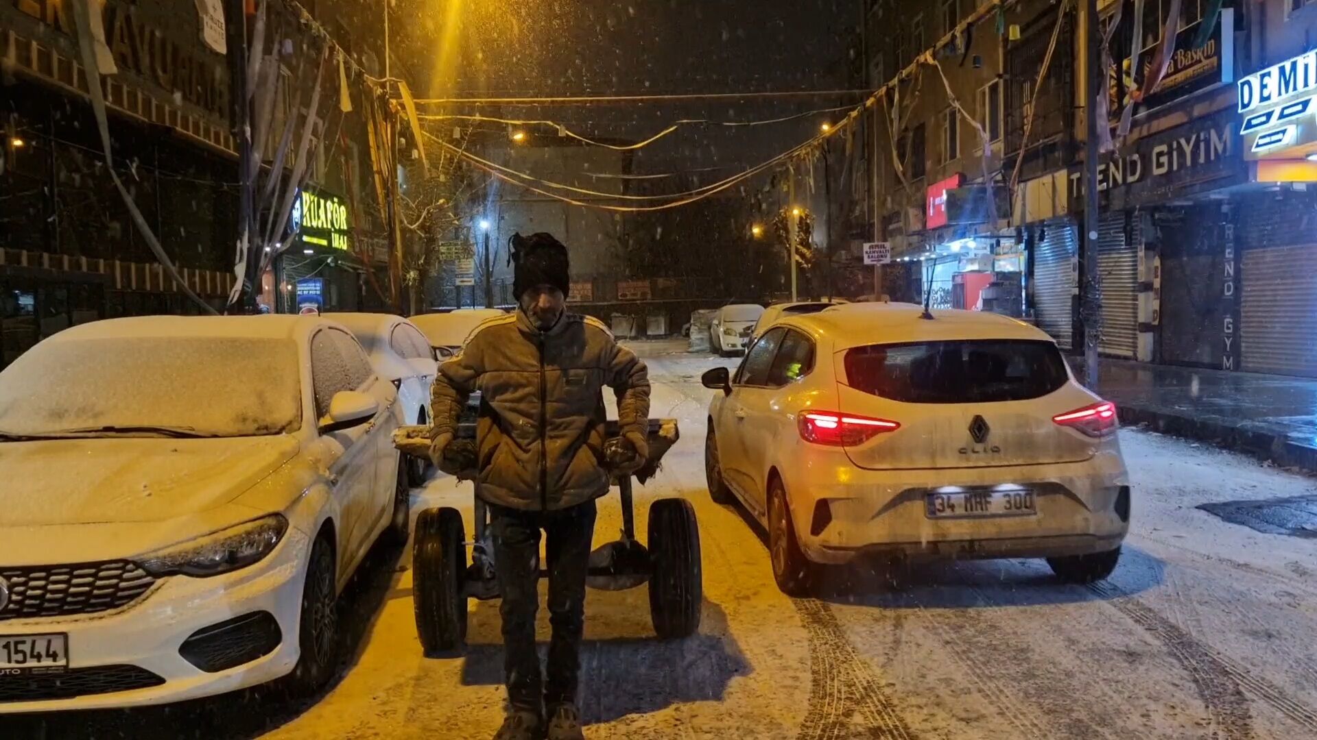 Kentte Etkili Olan Kar Yağışı Diyarbakır’da Uçuşları Aksattı