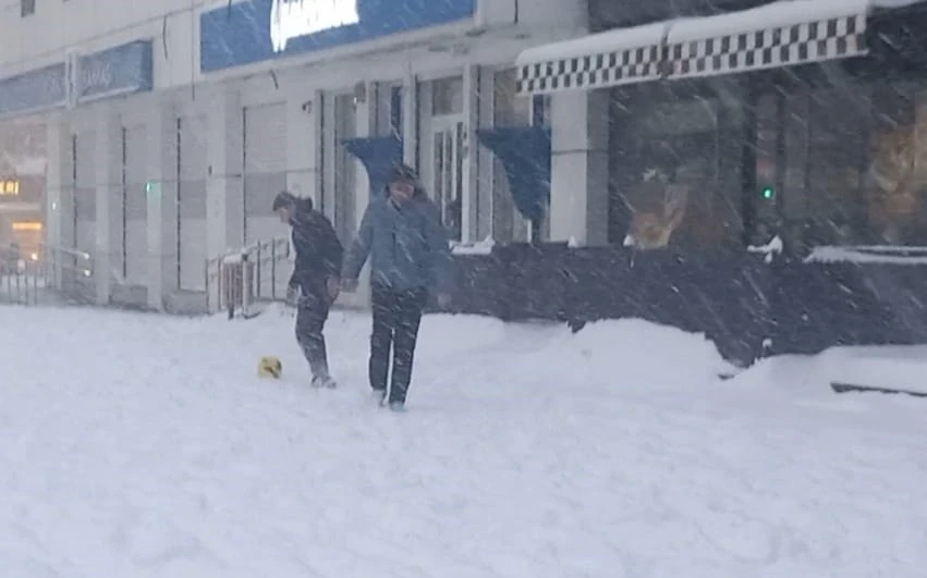 Diyarbakir Da Kar Hayati Durdurdu Gencler Beyaz Zeminde Futbol Keyfi Yasadi 300759