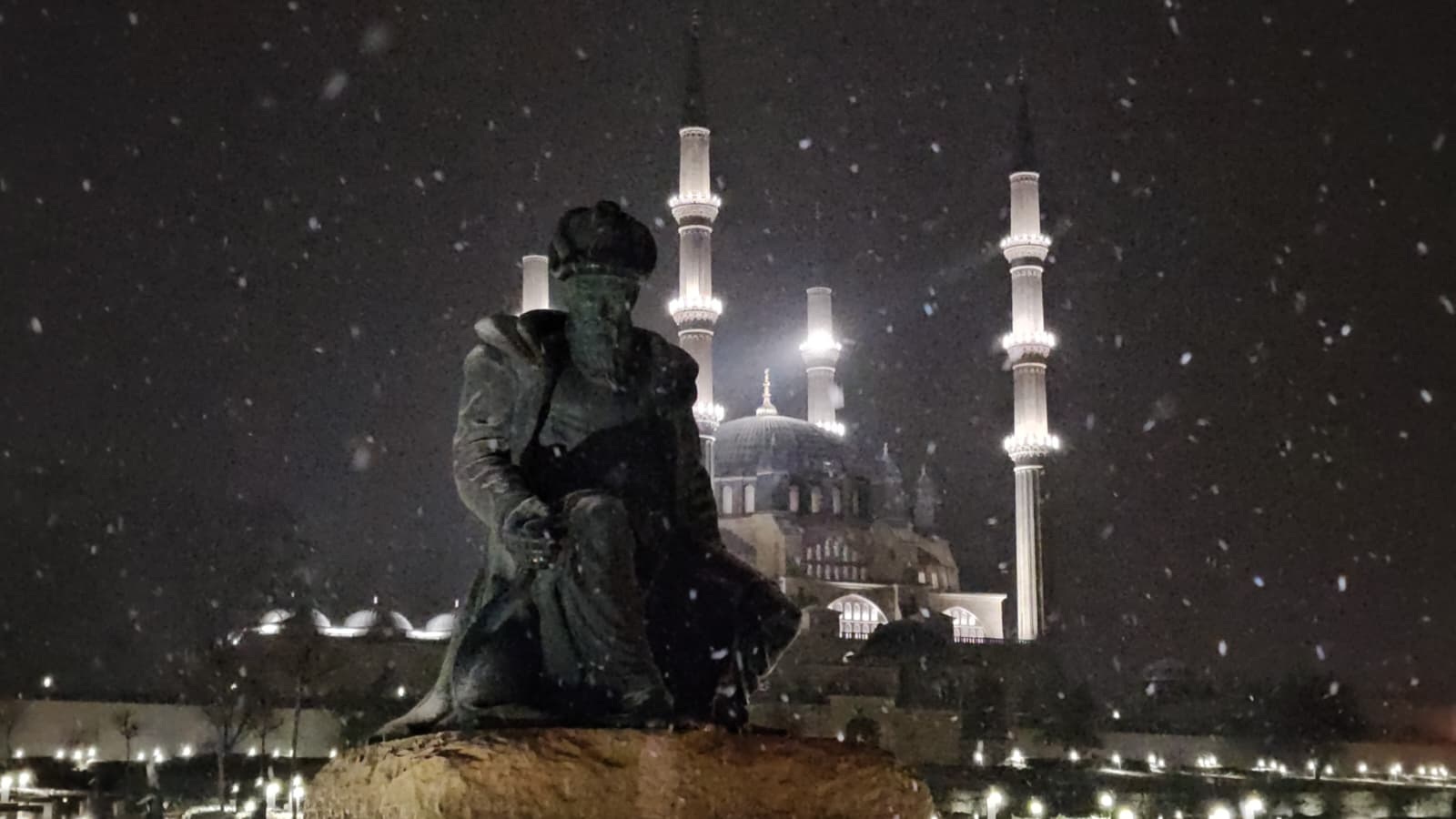 E D I R N E D E Y U K S E K K E S I M L E R B E Y A Z A B U R U N D U 1119952 332383