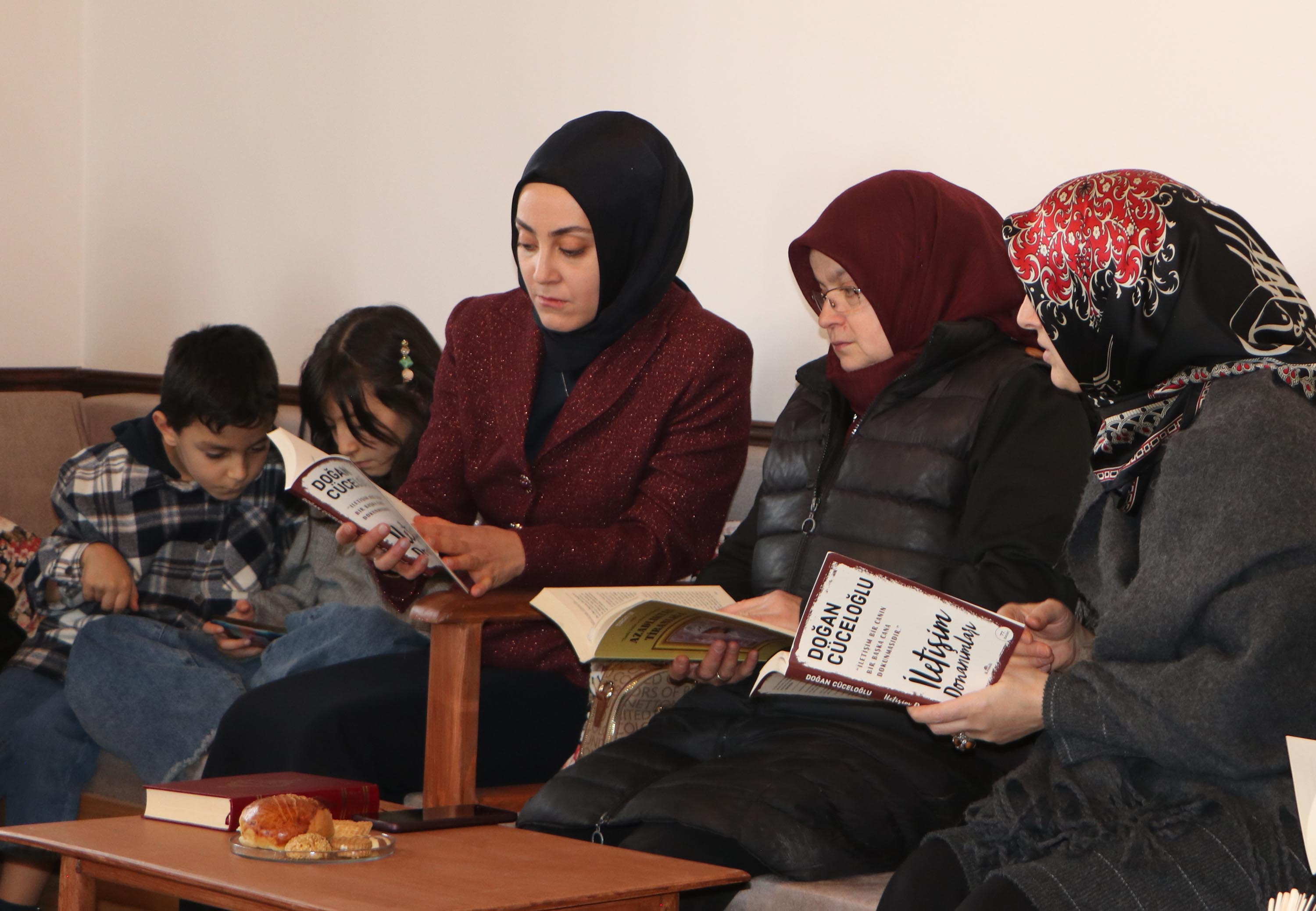 E R Z U R U M L U K A D I N L A R I N 10 Y I L L I K K I T A P B U L 1138916 338141