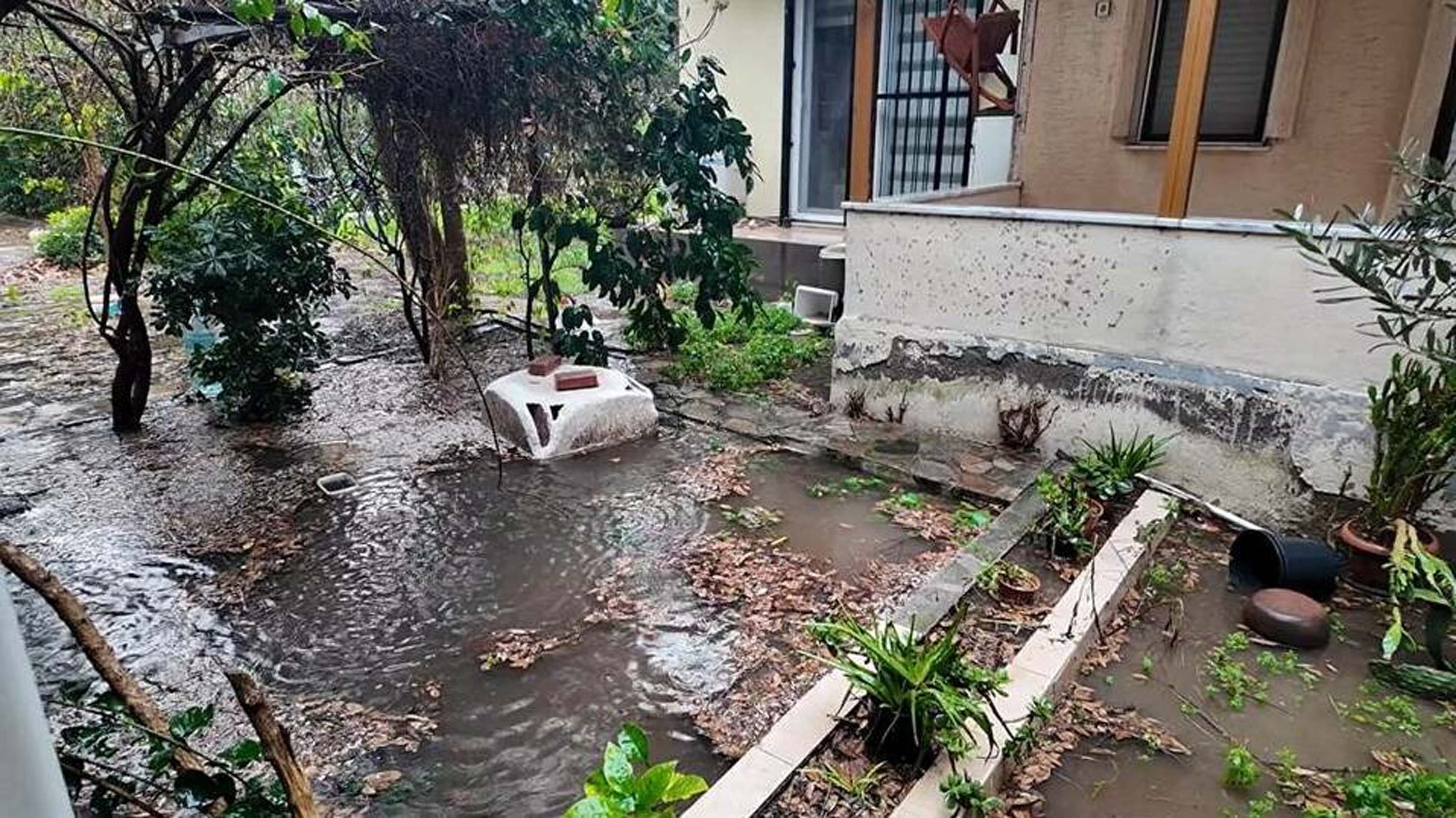 Foça’da Fırtına ile Sağanak Yağış Etkisini Gösterdi