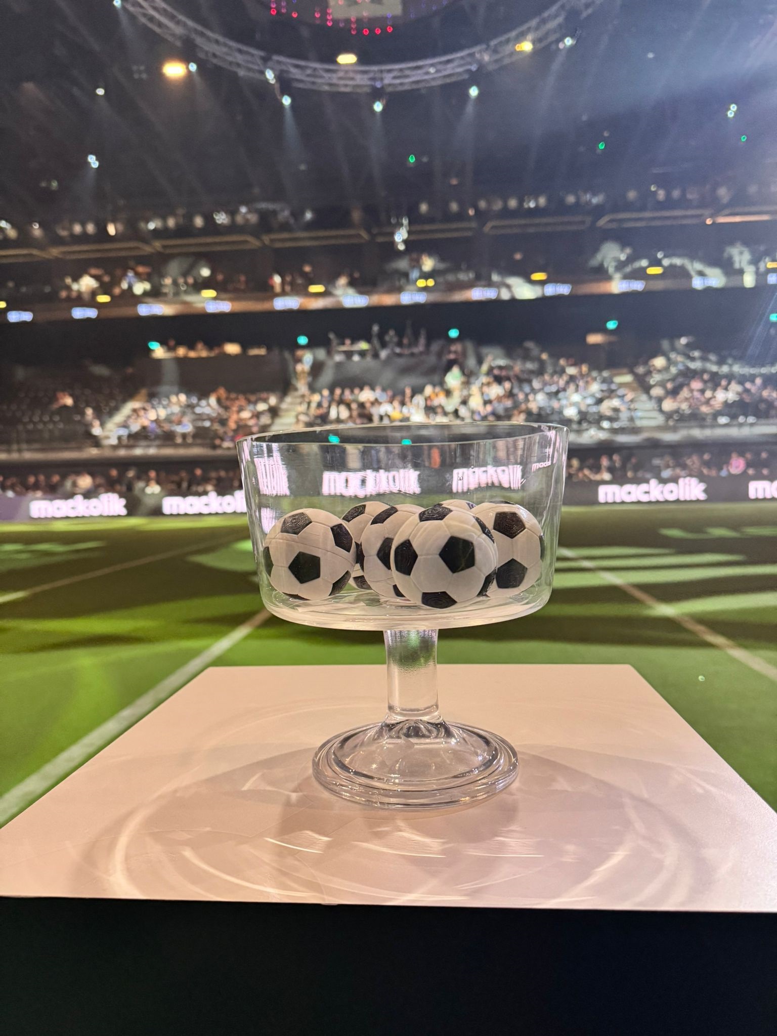 G O L A Z O C U P T A F E N O M E N O A R M A D A S A M P I Y O N O 1110858 329735