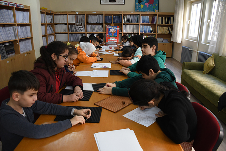 Görme Yetersizliği Olan Öğrencinin Kitapçık Talebi Karşılandı