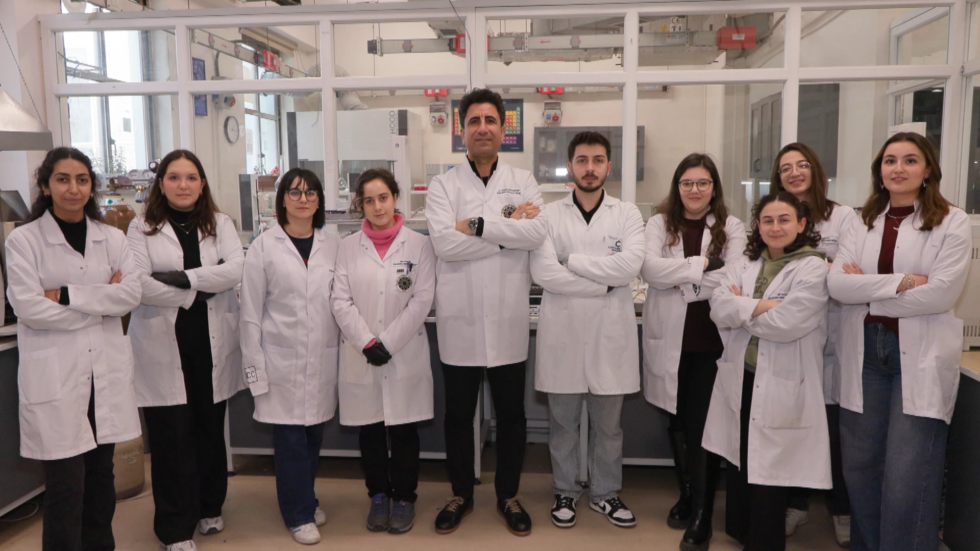 I S T A N B U L D U N Y A C A P I N D A 5 K E Z E K I B I Y L E 1100269 326638