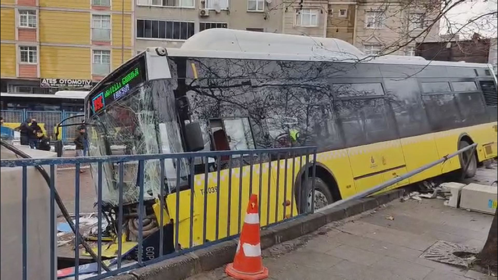 I S T A N B U L E S E N L E R D E I E T T O T O B U S U O T O P A 1125616 334055