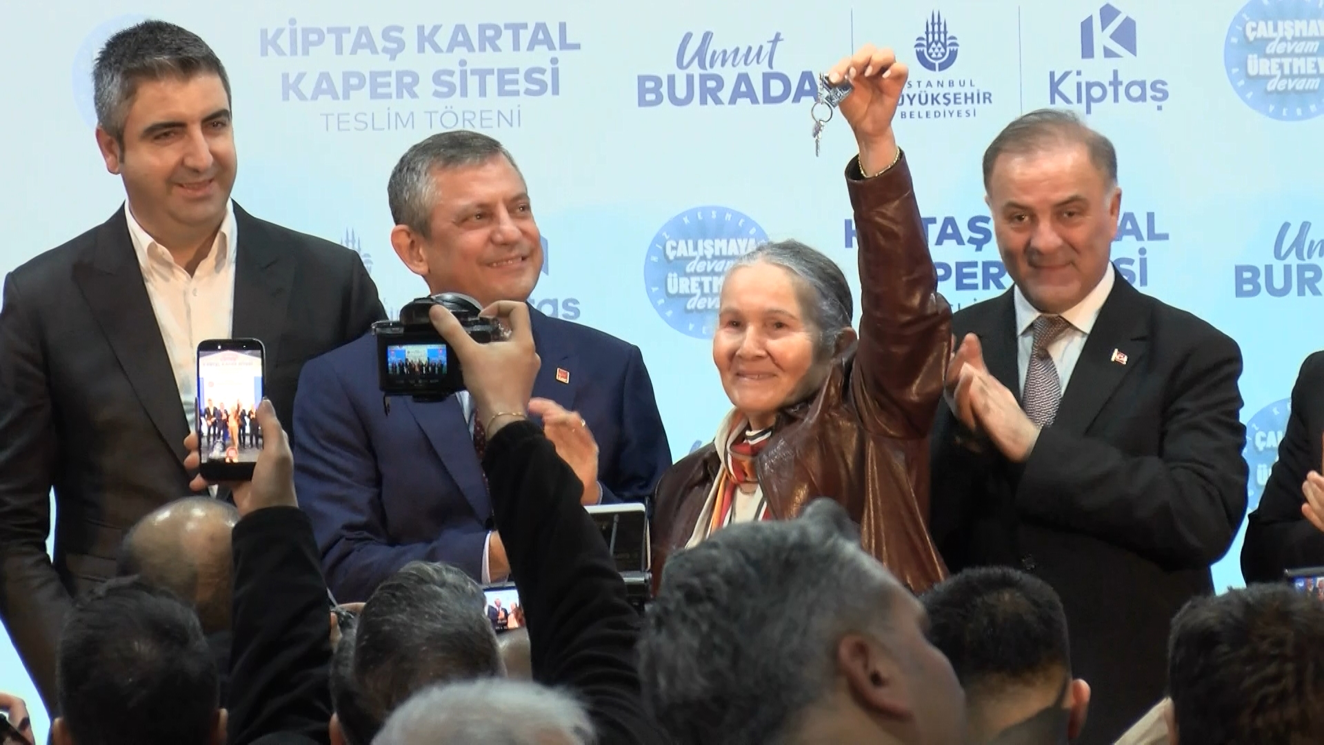 I S T A N B U L O Z G U R O Z E L K A R T A L D A K E N T S E L 1142448 339228