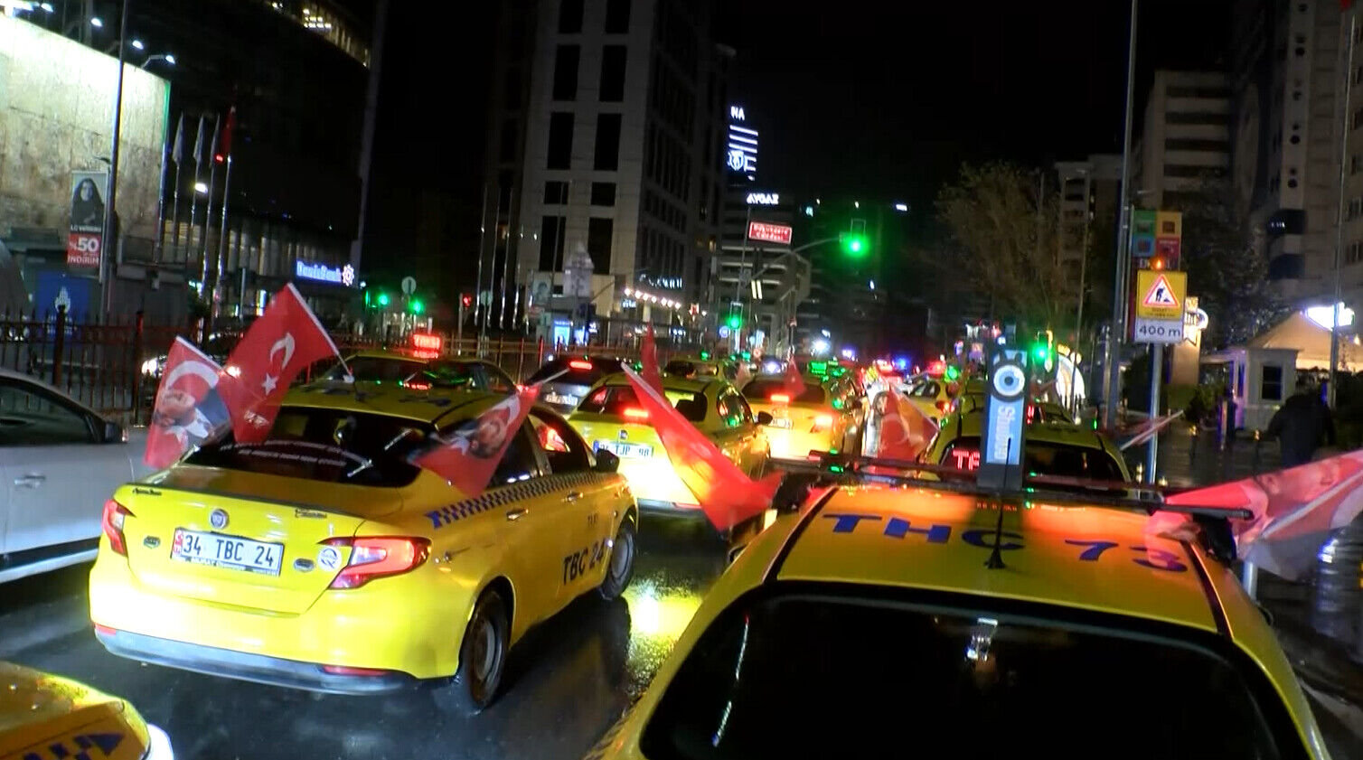 İstanbul Şişli’de Taksicilerden Türk Bayrağına Saldırıya Konvoylu Tepki